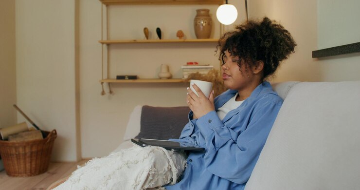 Photo a woman uses a tablet at home