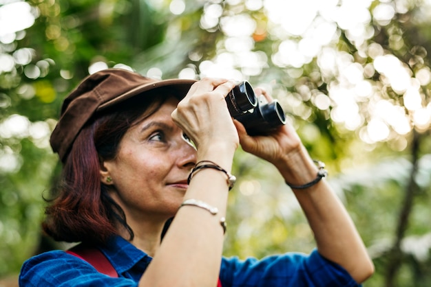 Foto donna, usando, binocolo