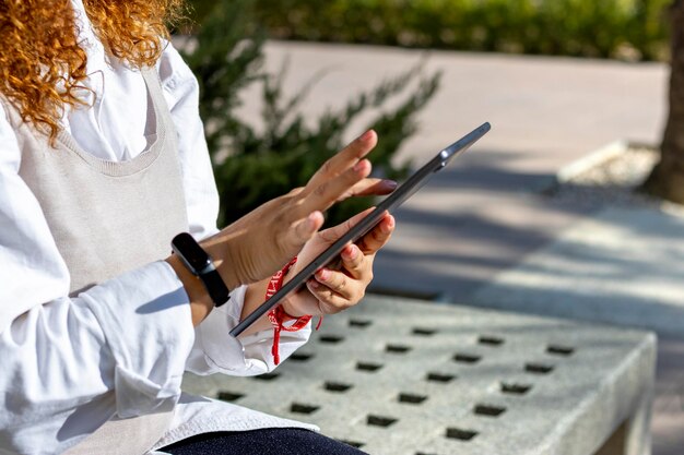 Photo woman using a blank tablet screen in the street in front a store