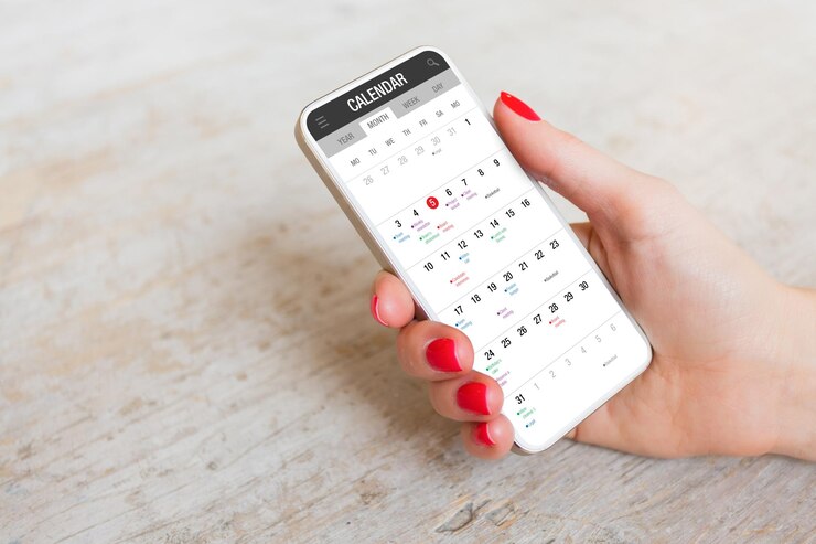 Photo woman using calendar app on mobile phone