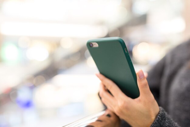 携帯電話を使用して女性