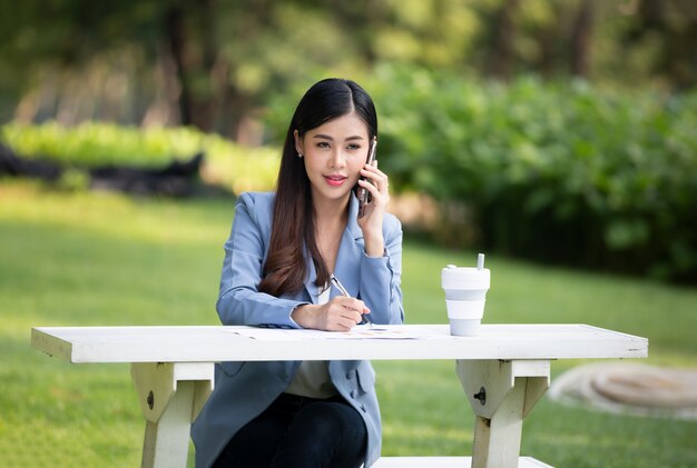 携帯電話を使用して女性