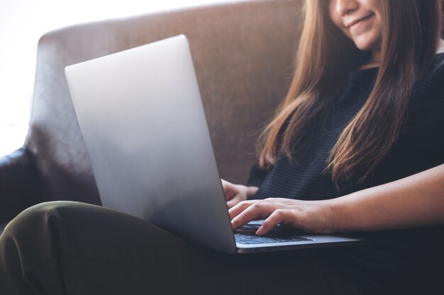 コンピュータのラップトップを使用して女性