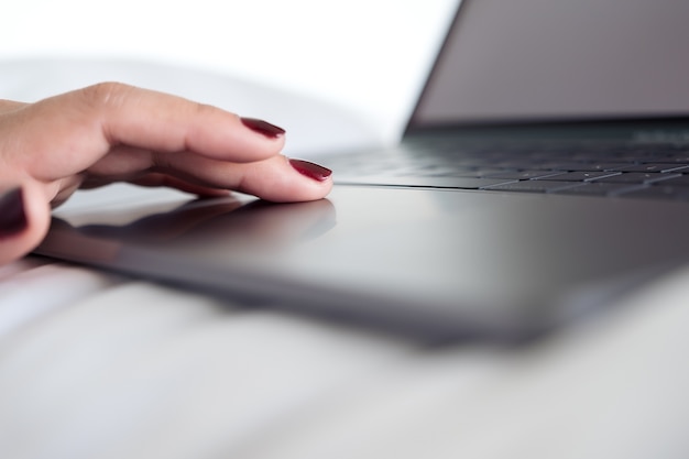 Photo woman using computer laptop