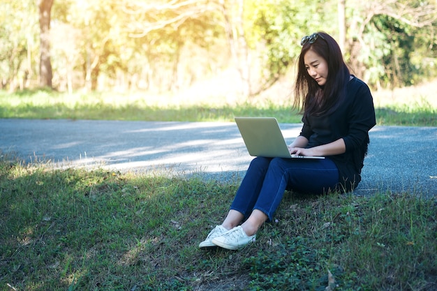 コンピュータのラップトップを使用して女性