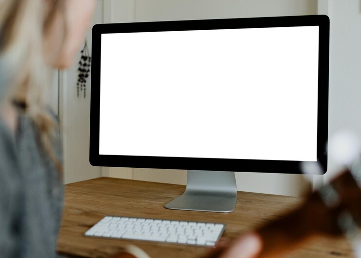 Photo 隔離期間中にウクレレを弾きながらコンピュータ画面のモックアップを使用する女性