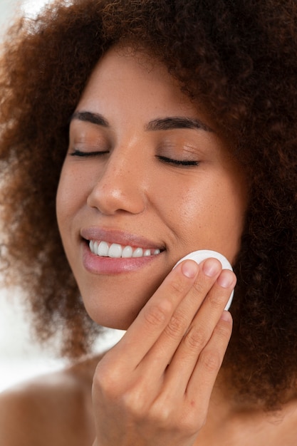 Photo woman using cotton pad side view