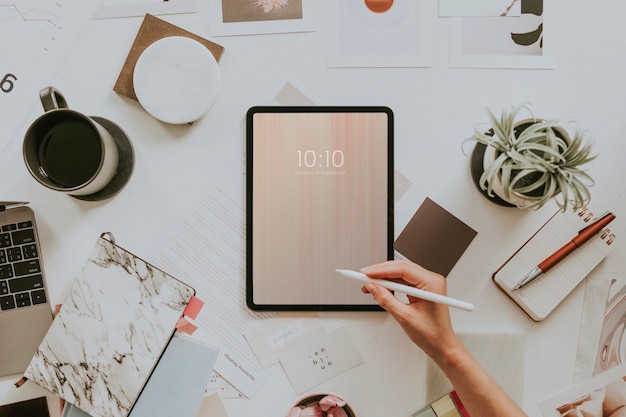 Donna che utilizza un mockup di tablet digitale