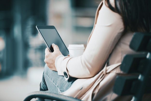 Photo woman using digital tablet