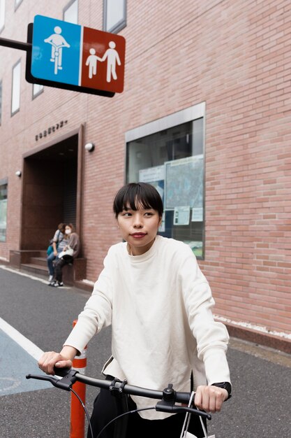 사진 도시에서 전기 자전거를 사용하는 여자
