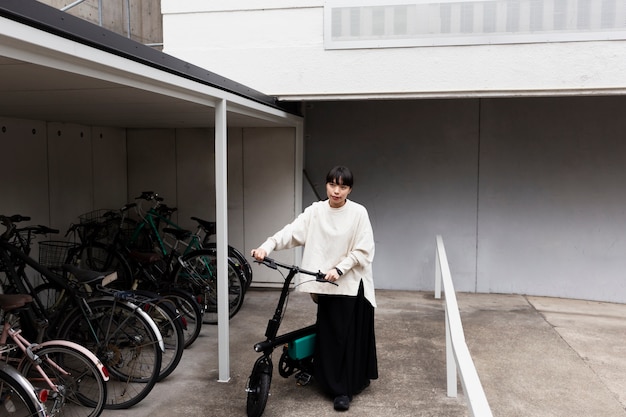 写真 市内で電動自転車を使用している女性