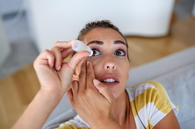 사진 눈방울을 사용하는 여성, 건조한 눈 또는 알레르기를 치료하기 위해 눈 윤활유를 떨어뜨리는 여성, 눈알 자극이나 염증을 치료하는 여성, 자극된 눈 광학적 증상을 고있는 여성.