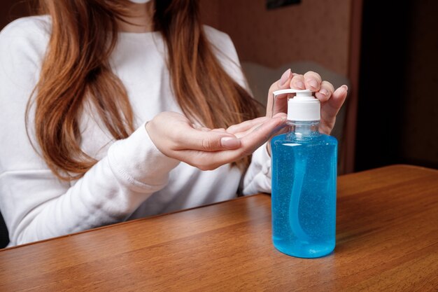 Photo woman using a hand sanitizer