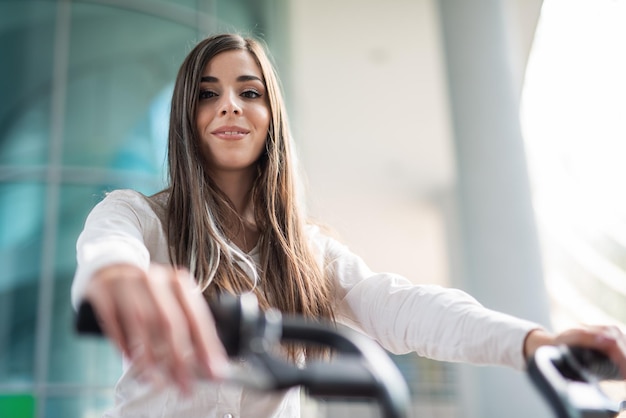 近代的な都市で自転車を使用している女性