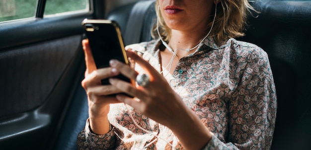 Foto donna che usa il suo telefono