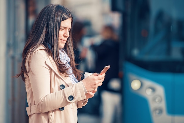 彼女のスマートフォンを使用して女性