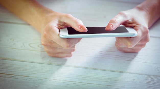 写真 彼女のスマートフォンを使っている女性