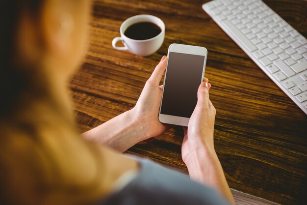 彼女のスマートフォンを使っている女性