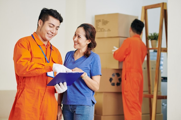 Photo woman using house moving service