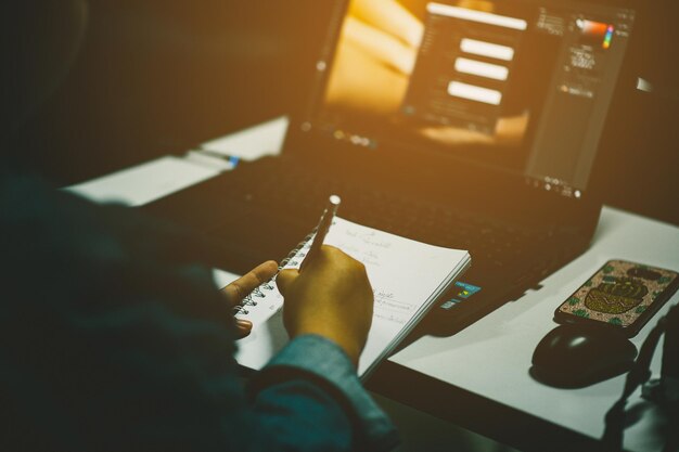 Photo woman using laptop computer at desk in office