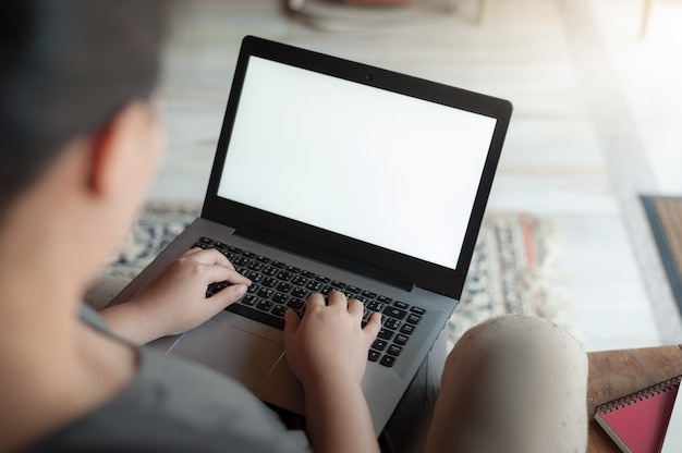 Photo woman using laptop computer in house beside windows