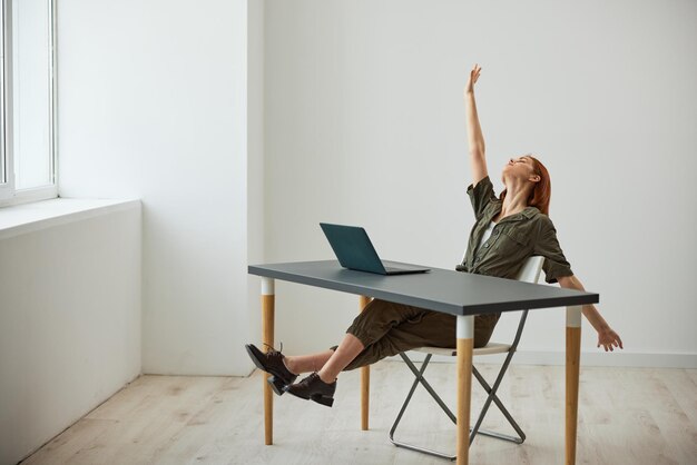 Photo woman using laptop at home