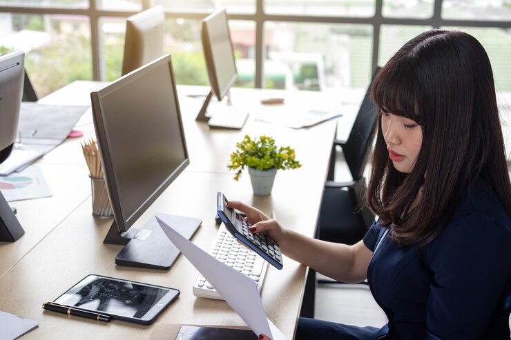 Photo テーブルの上でラップトップを使用する女性