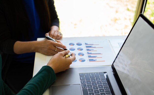 Photo woman using laptop on table