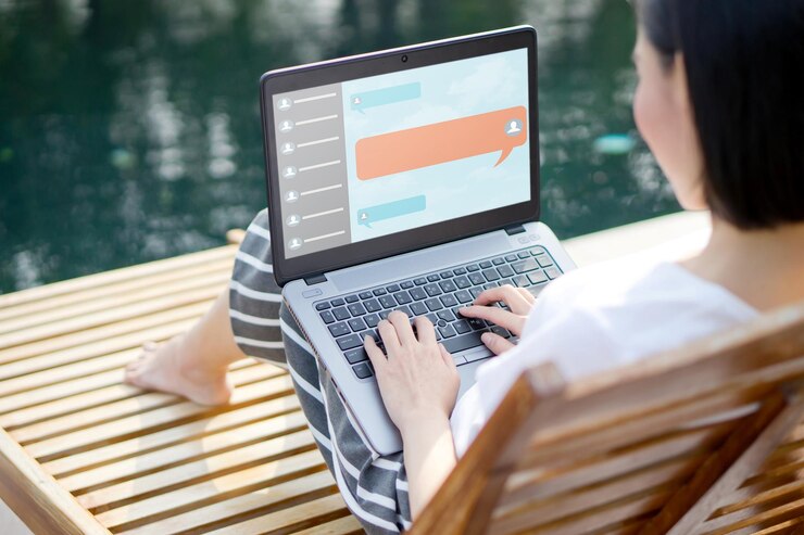 Photo woman using laptop while sitting on table