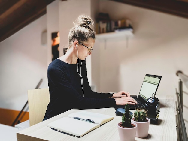 Photo woman using laptop while working at desk