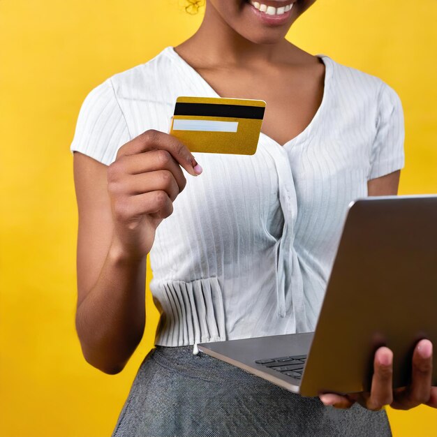 Фото Женщина использует ноутбук с кредитной картой концепция покупок в интернете