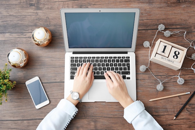 Photo woman using laptop on wooden table