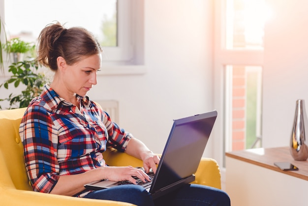 Photo woman using laptop