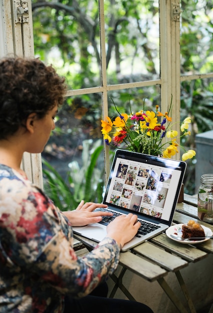 Photo woman using a laptop