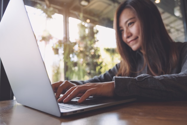 Donna che utilizza computer portatile