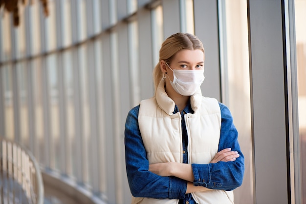 공항 터미널에서 PM2.5 보호 마스크를 사용하는 여자. 우한 코로나 바이러스 및 전염병 바이러스 증상