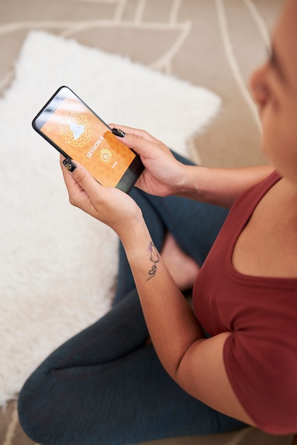 Foto donna che usando la guida di meditazione