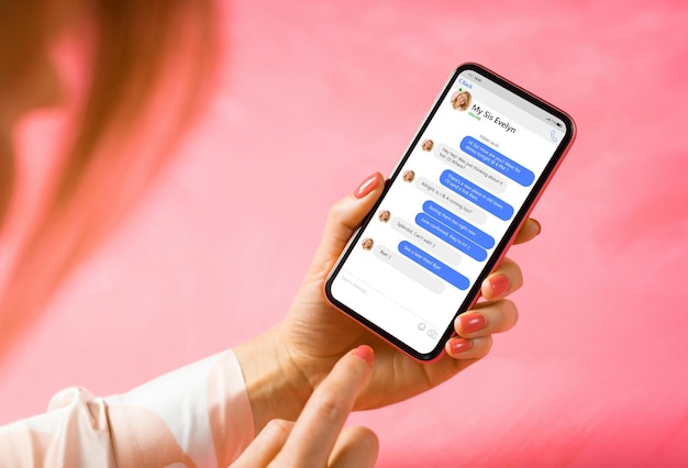 写真 携帯電話でメッセージング アプリを使用している女性 サンプル チャット アプリケーション インターフェイスのモックアップ