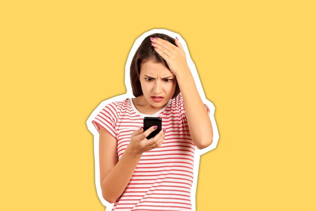 Photo woman using mobile phone against yellow background