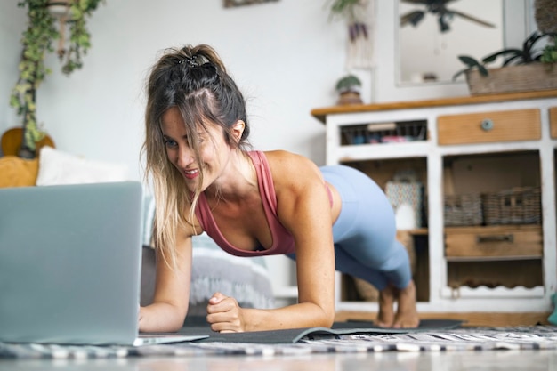 写真 家で携帯電話を使っている女性