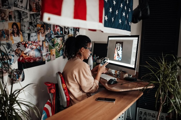 写真 オフィスで携帯電話を使っている女性