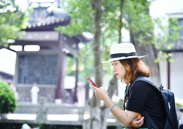 Женщина использует мобильный телефон в городе