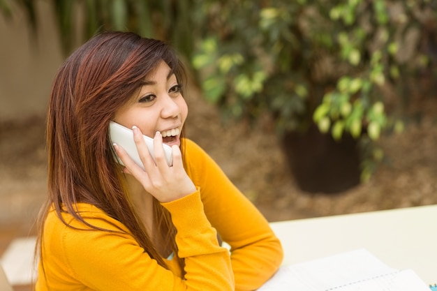 Photo woman using mobile phone in park