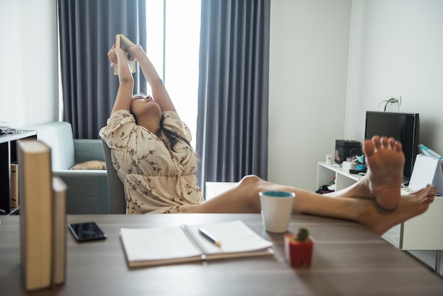 Photo woman using mobile phone at table