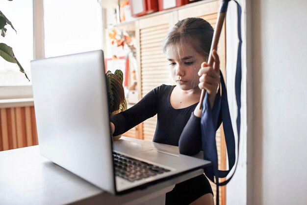 Photo woman using mobile phone while sitting on table