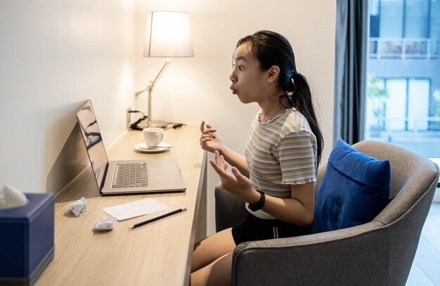 Photo woman using mobile phone while sitting on table