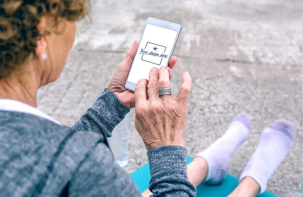 Photo woman using mobile phone