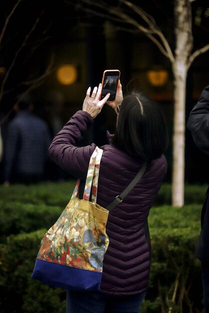 Photo woman using mobile phone