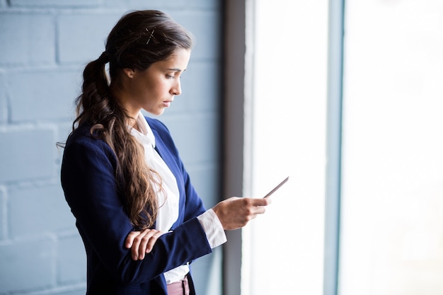 Donna che per mezzo del telefono cellulare