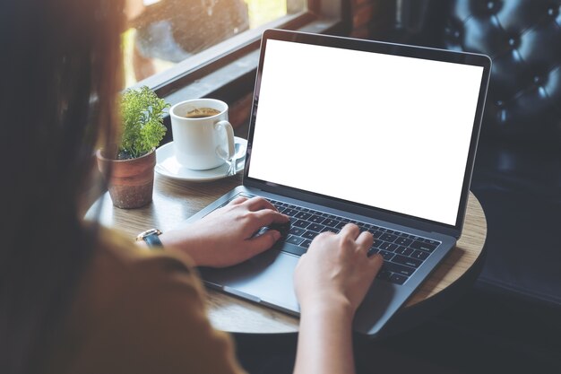 Photo woman using mockup computer laptop